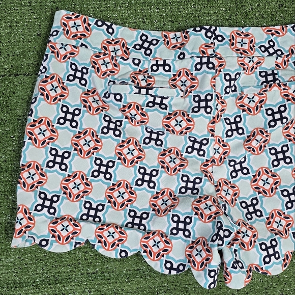 CROWN & IVY | SHELBY 97% COTTON BLEND SCALLOPED HEM GEO TILE SHORTS - Picture 9 of 16